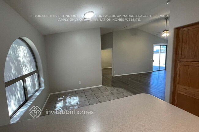 Foto del edificio - 16030 W Diamond St