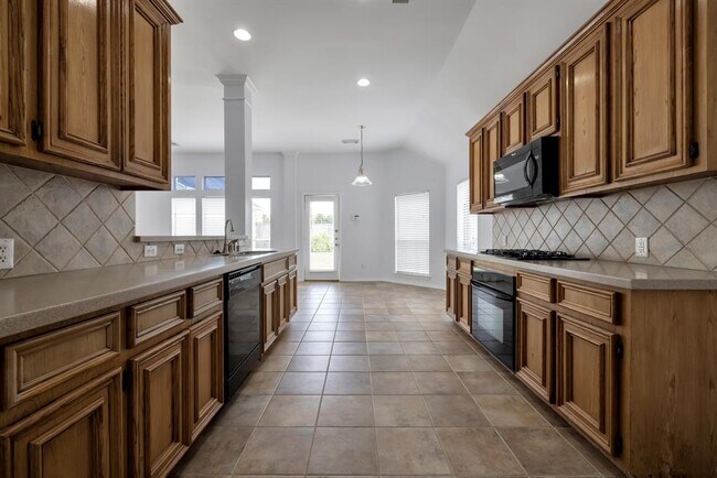 Building Photo - 3727 Temple Dr