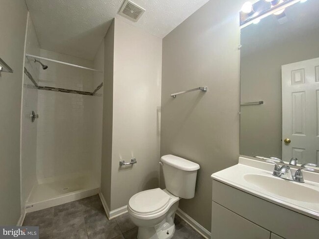 Building Photo - 600 Kensington Dr
