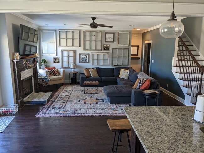 Sala de estar - 7458 White Pine Dr