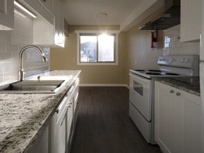 Building Photo - 1422 6th Ave