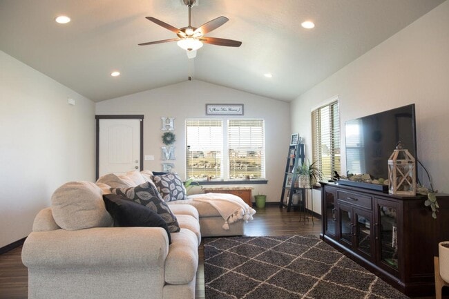 Building Photo - 3 bed 2 bath rancher Crown Pointe Community