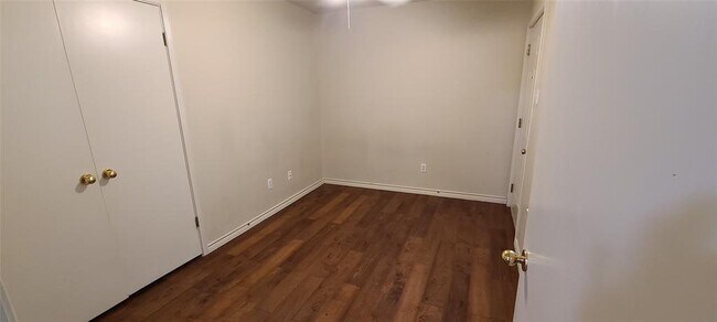 Building Photo - 1907 Robbins Pl