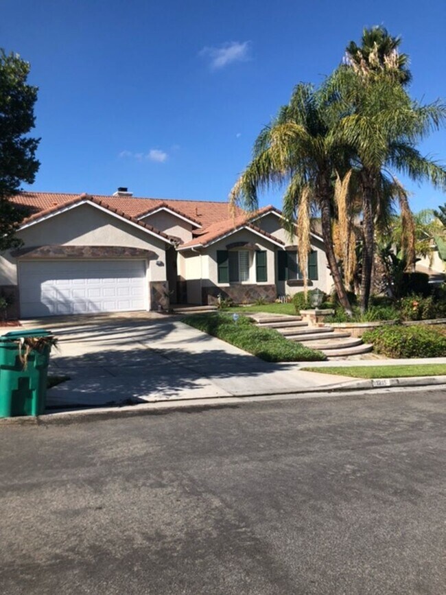 Building Photo - Gorgeous single story pool home with views...