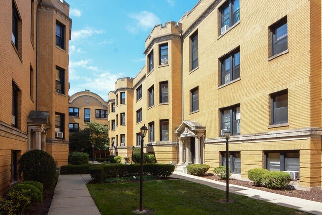Building Photo - 2418 N Sawyer Ave