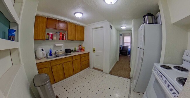 Foto del edificio - Huge House + 3 Kitchens + Off-Street Parki...
