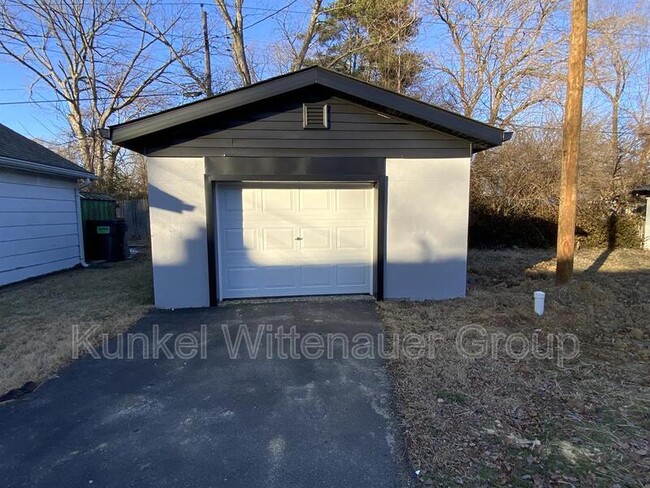 Building Photo - 5 Lakewood Dr