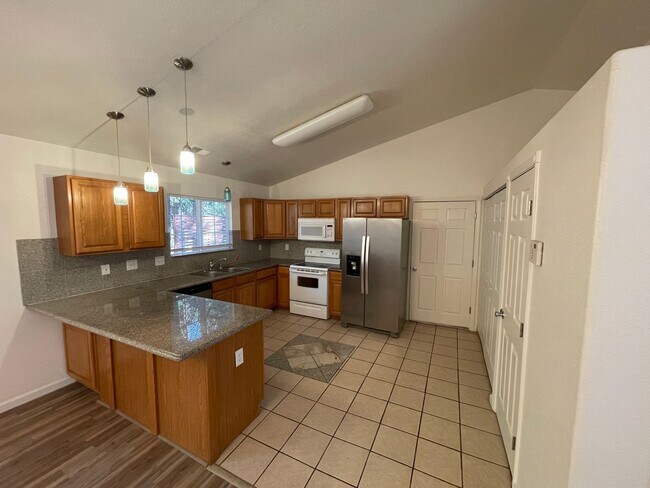 Foto del edificio - 3 bedroom 2 bath home in Magalia, attached...