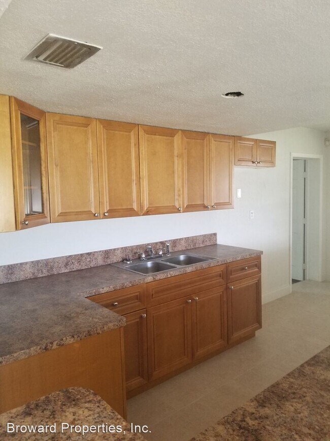 Building Photo - 4 br, 2 bath House - 3950 NW 34th St