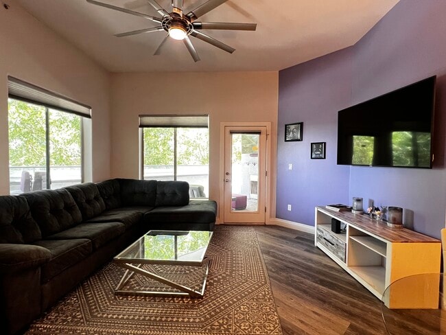 Building Photo - 945 E Playa del Norte Dr