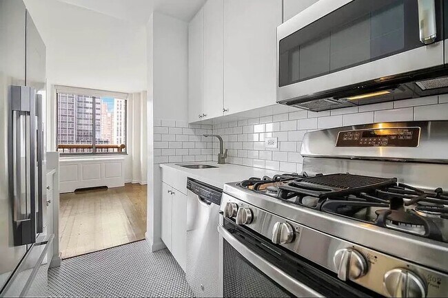 Foto del edificio - 245 E 44th St