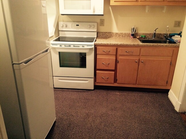 Kitchen w/appliances - 1406 3rd Ave