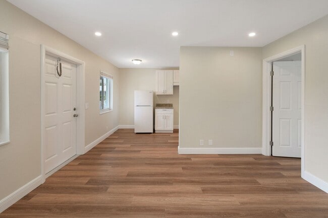 Building Photo - Newly Renovated spacious one bedroom one b...