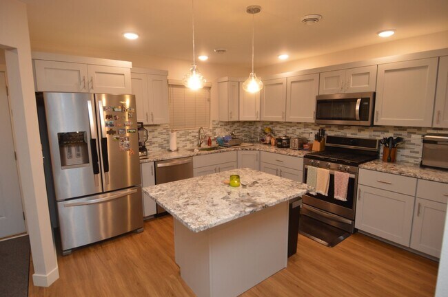 Foto del edificio - Gorgeous Townhome for Rent, Thames Ct., 4 ...