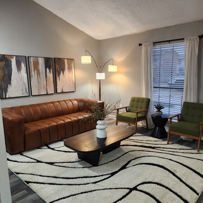 Building Photo - Broadway Villas