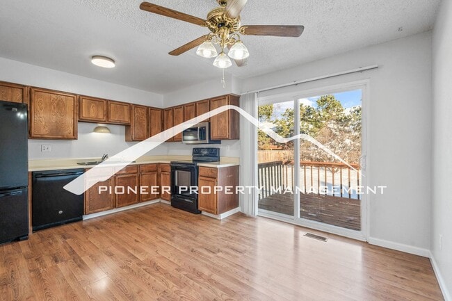 Foto del edificio - Spacious Split-Level Home in D20 with Mountain Views, 2 Car Garage, Fenced Yard and AC!