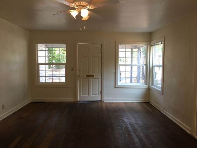Building Photo - Spacious Campus House ~ 5 bedroom, 2 bath