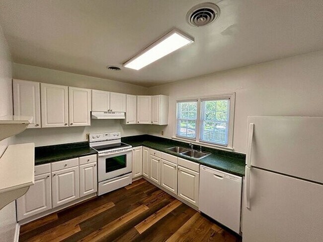 Foto del edificio - *Students Welcomed* 3 bedroom/ 1 bathroom- Indian Springs Road