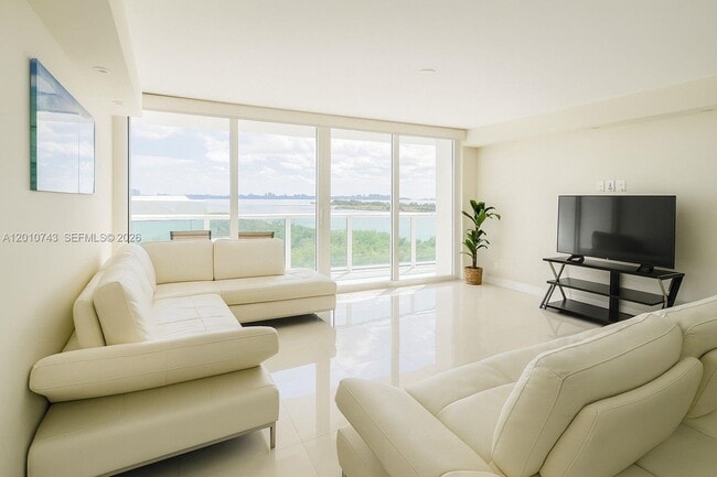 Foto del edificio - 100 Bayview Dr