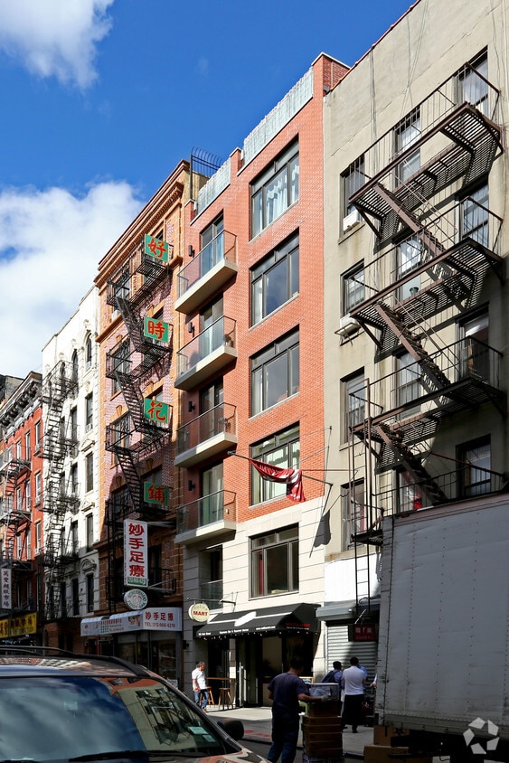 Building Photo - 156 Mott St