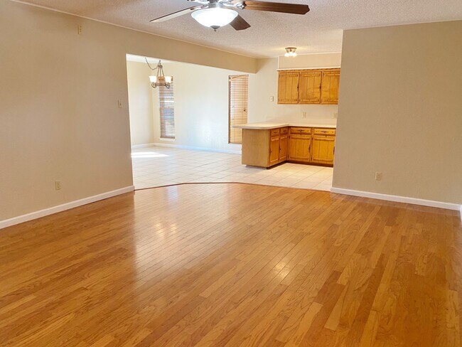 Foto del edificio - Adorable and Freshly painted Edgecliff Village 3 Bed 2 Bath!!