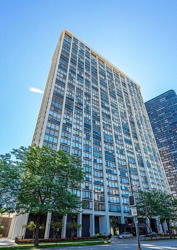 Foto principal - 5445 N Sheridan Rd