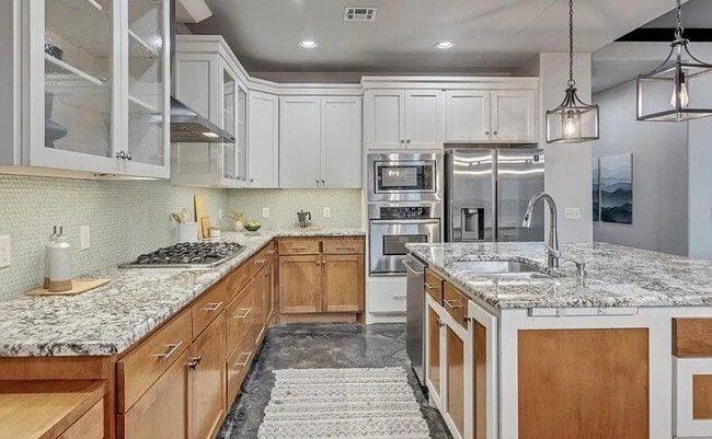 Building Photo - 304 SW 172nd Cir