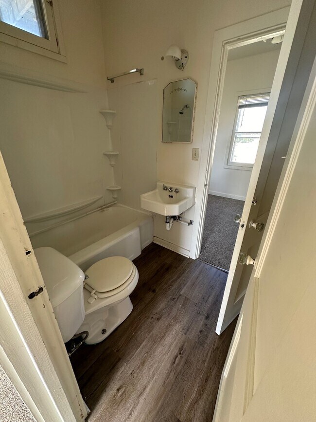 Foto del edificio - 2 Bedroom, 1 Bathroom Apartment Downtown E...