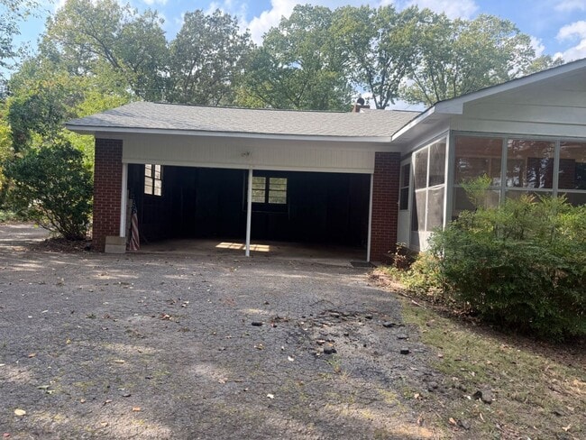 Building Photo - ComingSoon! 3 bedroom 2 bathroom home loca...