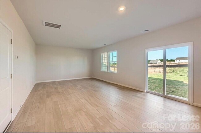 Foto del edificio - 6337 Fairfax Ct
