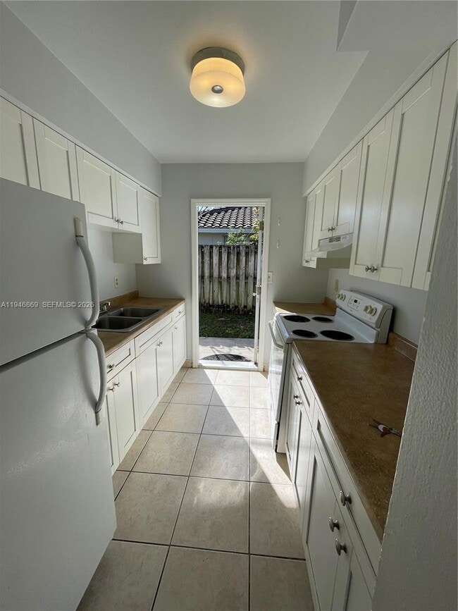 Building Photo - 5550 NE 20th Terrace