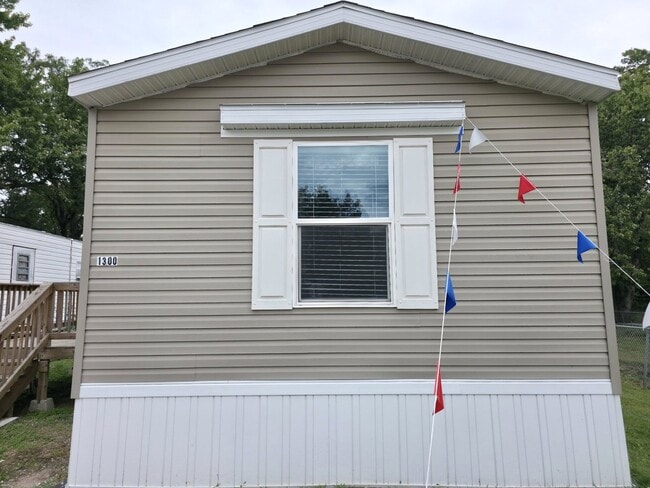 Building Photo - 1300 W Arlington Ave Building Photo - 1300 W Arlington Ave