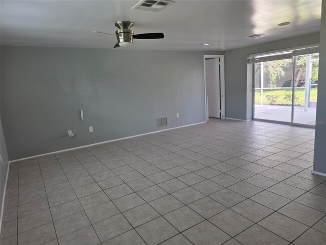 Foto del edificio - 425 S Venice Blvd