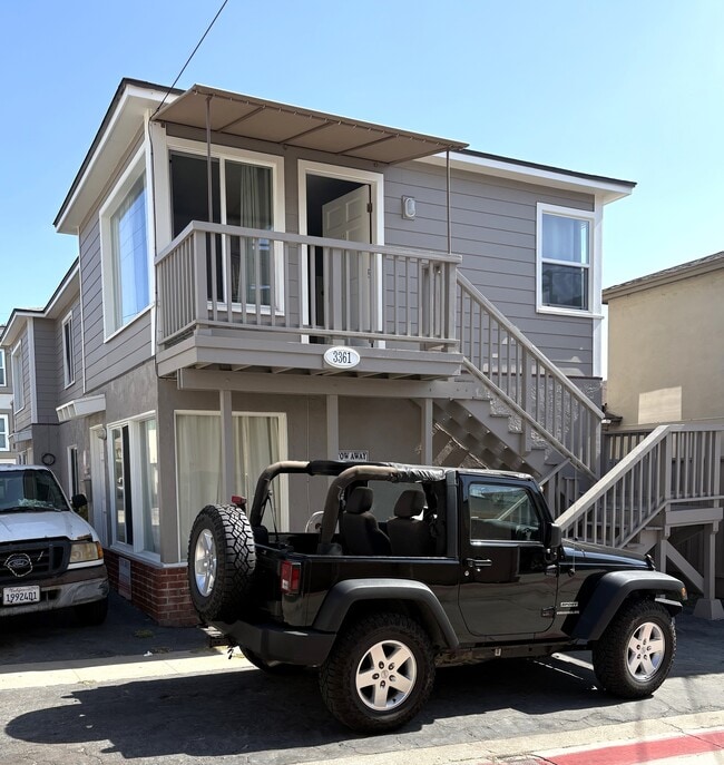 Exterior & parking space - 3361 Strandway