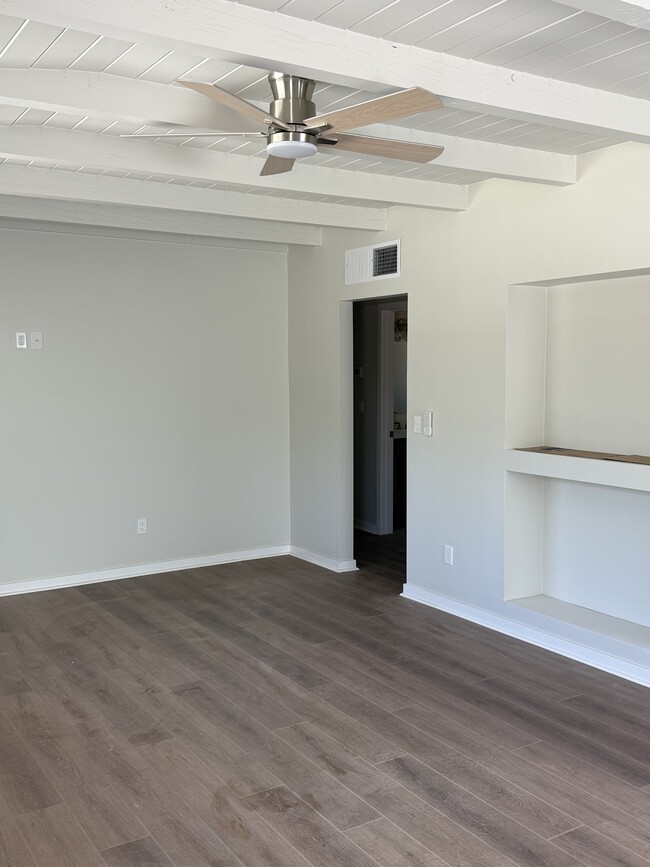 Building Photo - 192 E Vista del Cerro Dr