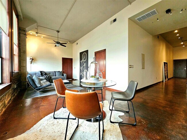 Building Photo - 2205 McKinney St