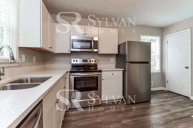 Building Photo - This cute home is ready for your personal ...