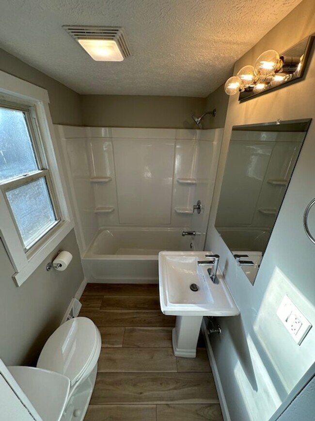 Foto del edificio - Spacious & Fully Renovated 3-Bedroom Home ...