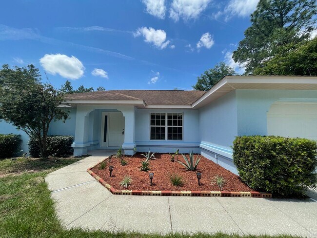 Foto del edificio - 3 Bedroom 2 bath 2 Car Garage situated on a large Corner Lot in SW Ocala