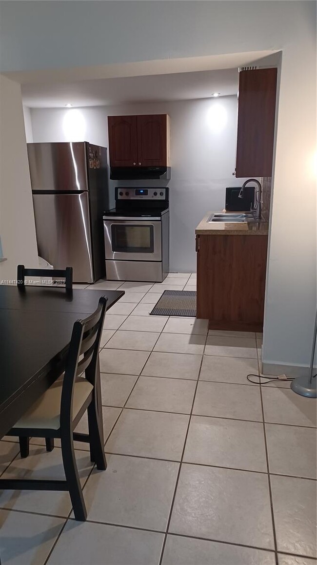 Building Photo - 750 SW 97th Ct