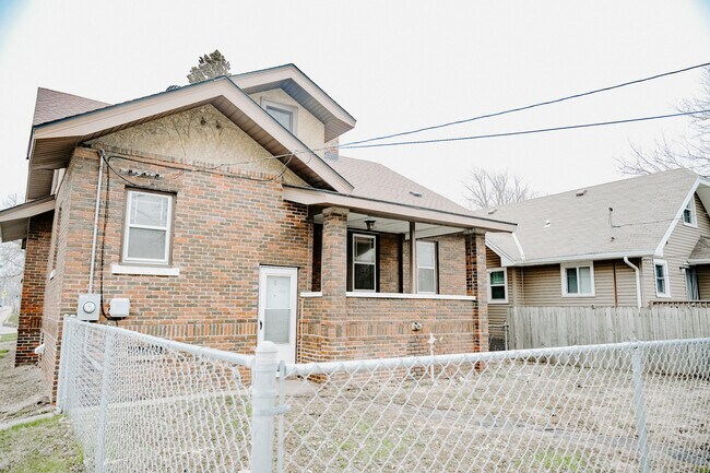 Building Photo - 2887 Mary St