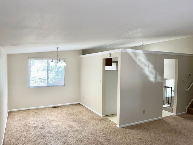 Foto del edificio - 3 Bedroom 2 1/2 Bath Home Nestled on a Qui...