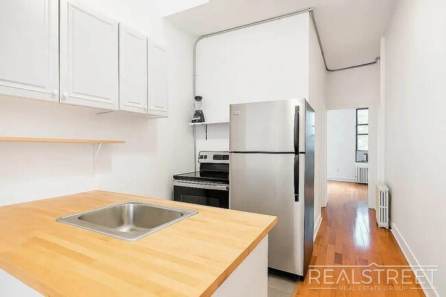 Building Photo - 1 Bed | 1 Bath | $3,399 | Railroad Layout | Pet Friendly | L Train + Near M