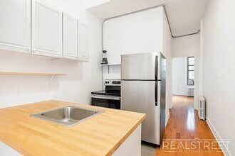 Building Photo - 1 Bed | 1 Bath | $3,399 | Railroad Layout | Pet Friendly | L Train + Near M