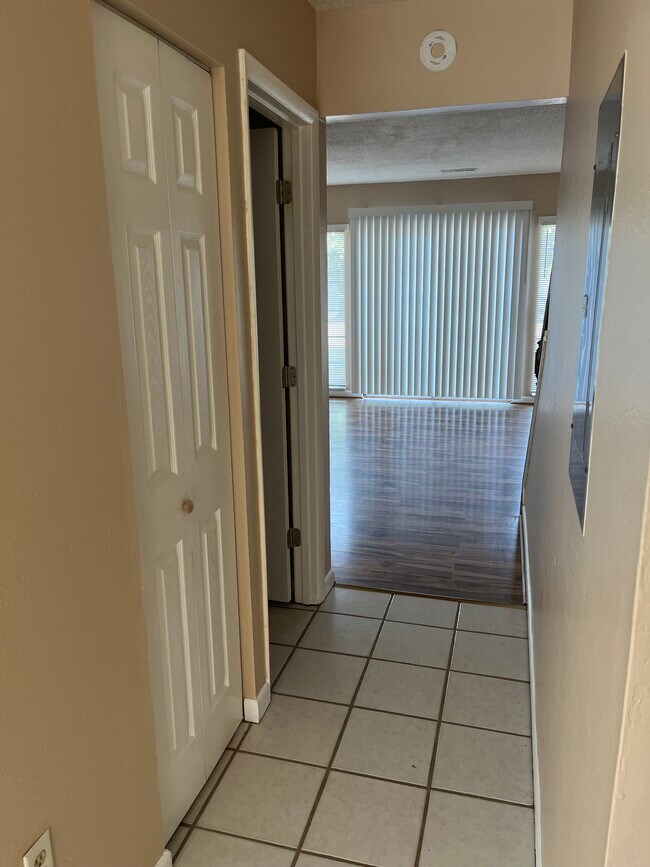 Building Photo - 1208 Pinegrove Dr