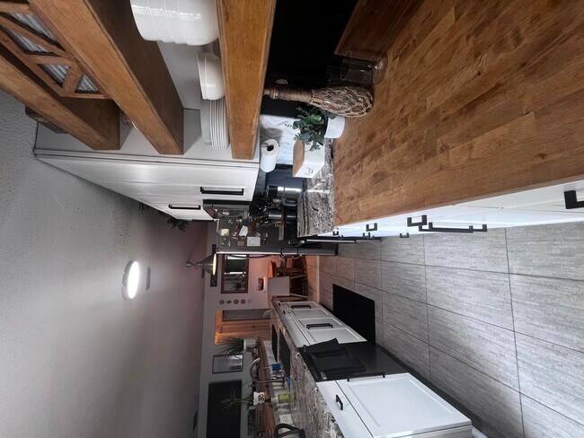 Building Photo - 200 Sparrow Dr