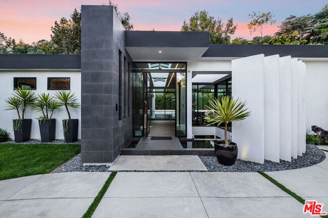 Building Photo - 1049 Loma Vista Dr