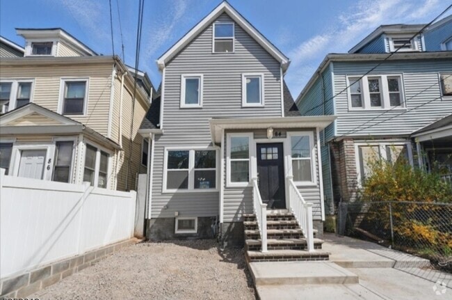 Building Photo - 84 Chelsea Ave