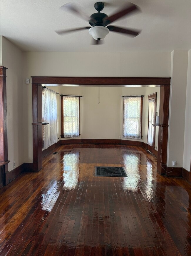 Living Room - 538 N Aydelotte Ave
