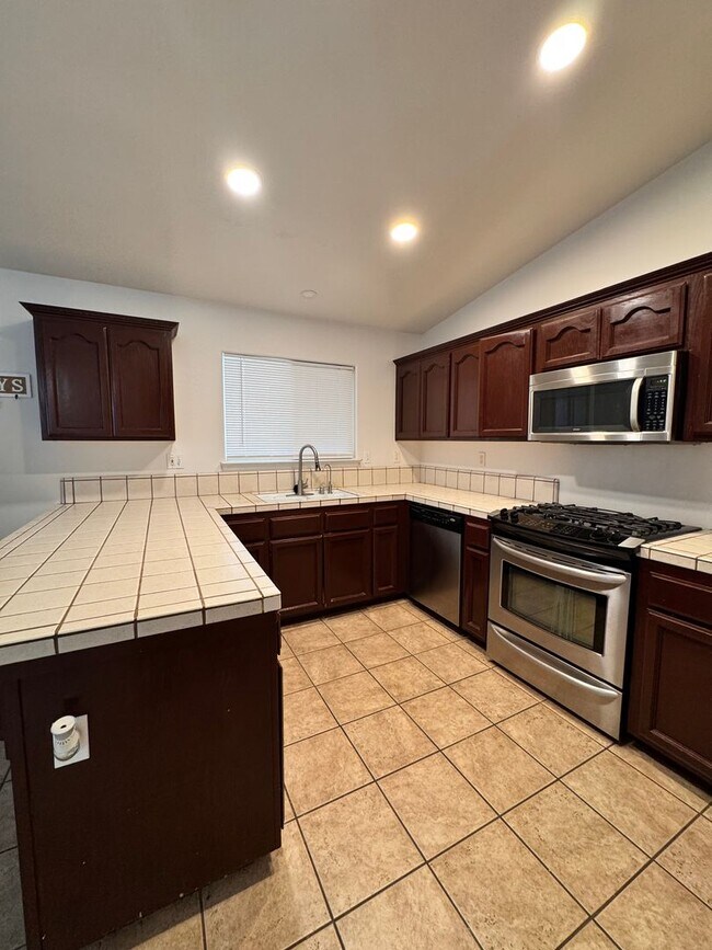 Building Photo - SW Home 3bed 2bath + office space $2300rent/deposit